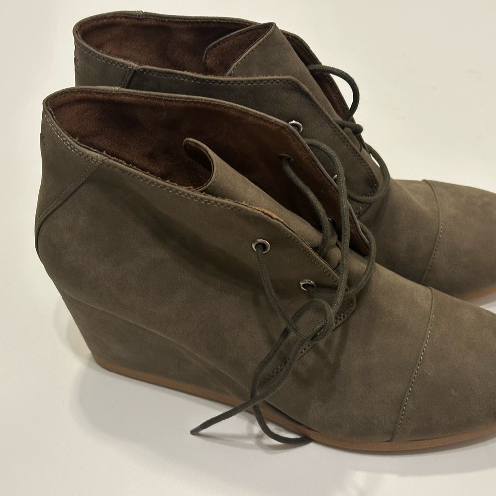 TOMS Women's Suede Desert Wedge Ankle Booties‎